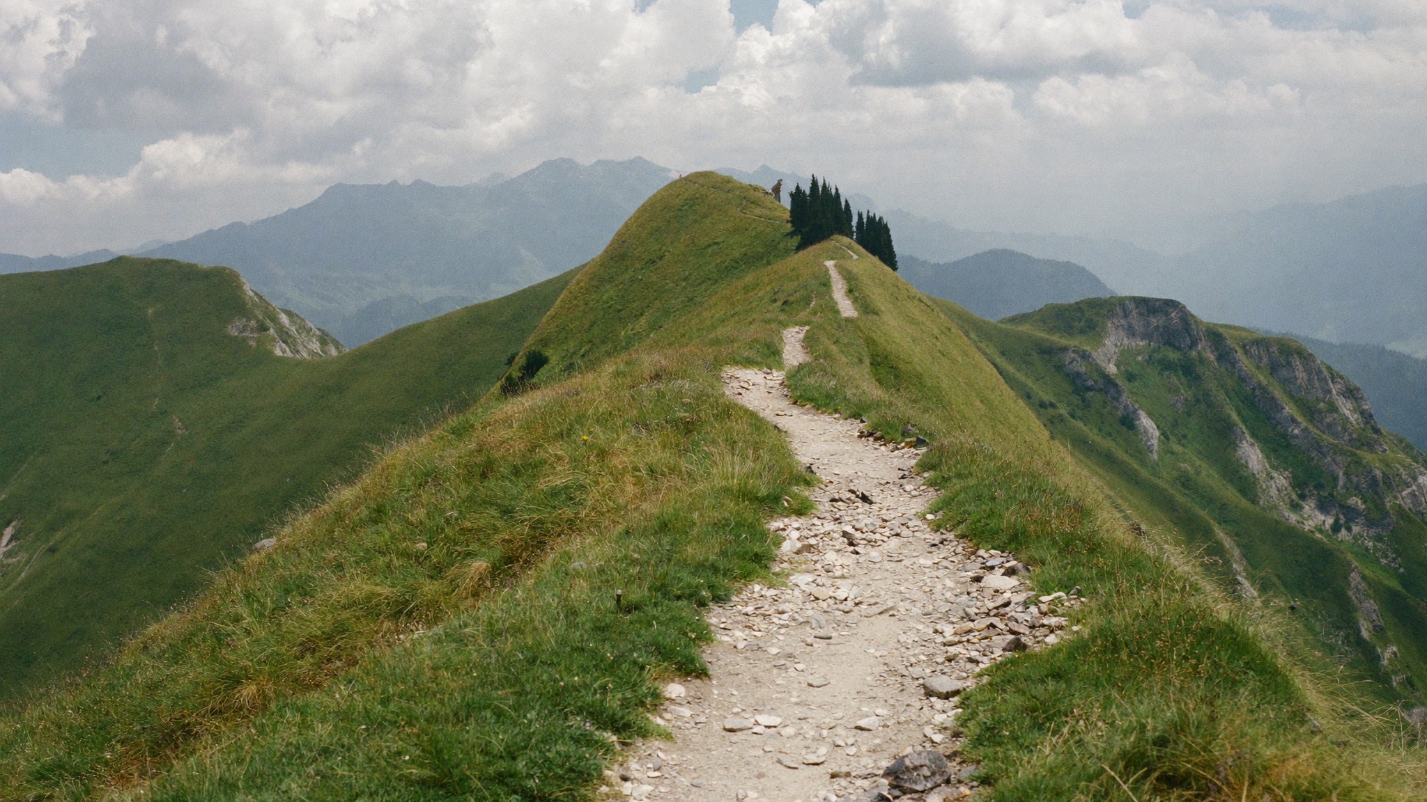 Schmaler Bergpfad entlang eines Gratwegs
